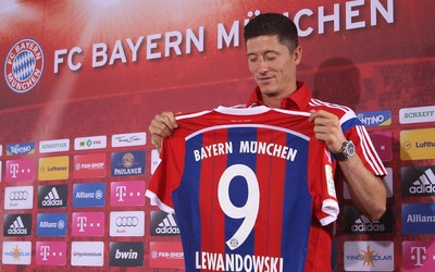 FB体育动态-亚马尔带球像踩着滑板